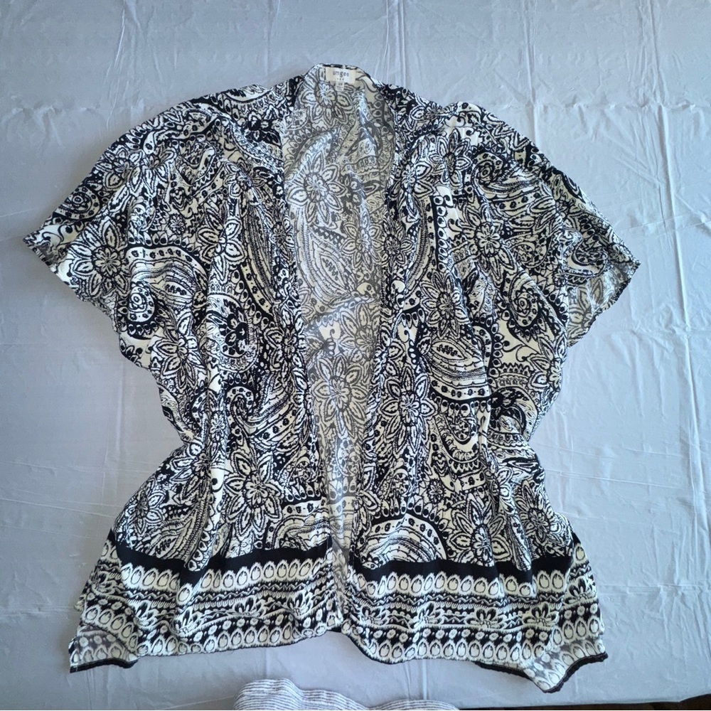 Umgee Black and White‎ Graphic Kimono